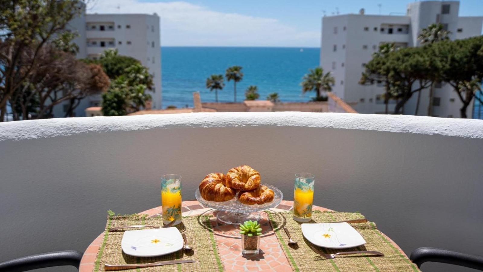 Beachfront Apartment In Calahonda ミハス エクステリア 写真