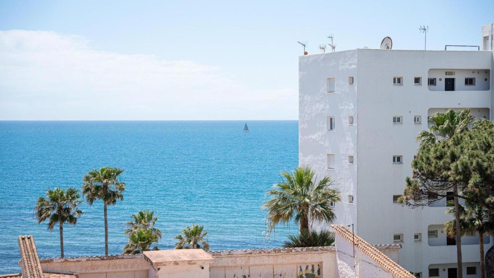 Beachfront Apartment In Calahonda ミハス エクステリア 写真