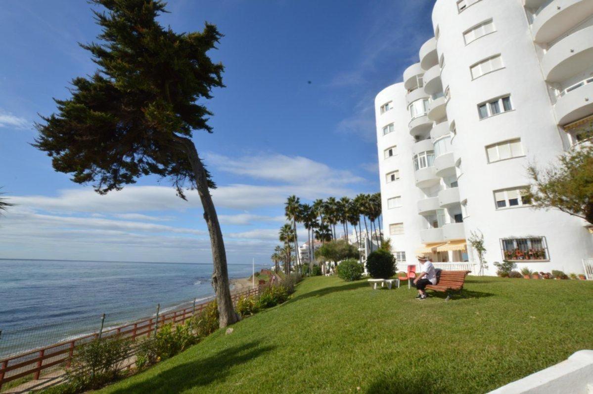 Beachfront Apartment In Calahonda ミハス エクステリア 写真